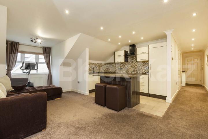 Located within a well kept purpose built building and close to amenities  Osier Crescent, Muswell Hill